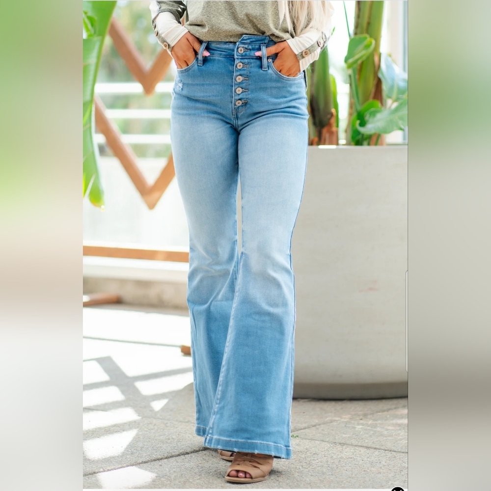 KanCan Women's/Jrs Light Blue Curvy,high rise,button fly flare jeans.Size 7.
